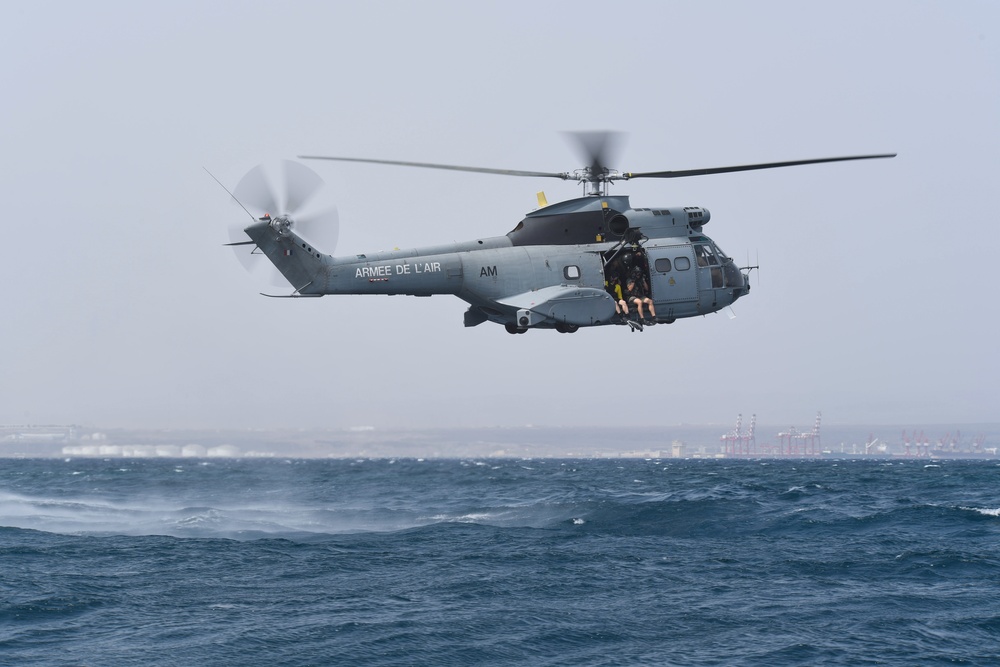 82nd ERQS, French Armed Forces perform rescue dive training