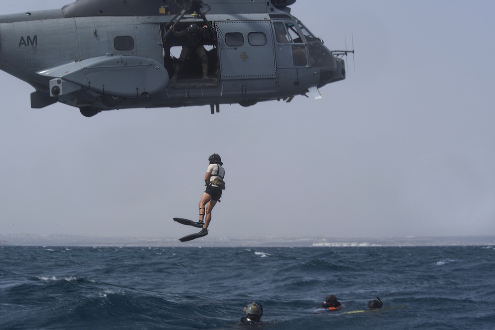 82nd ERQS, French Armed Forces perform rescue dive training