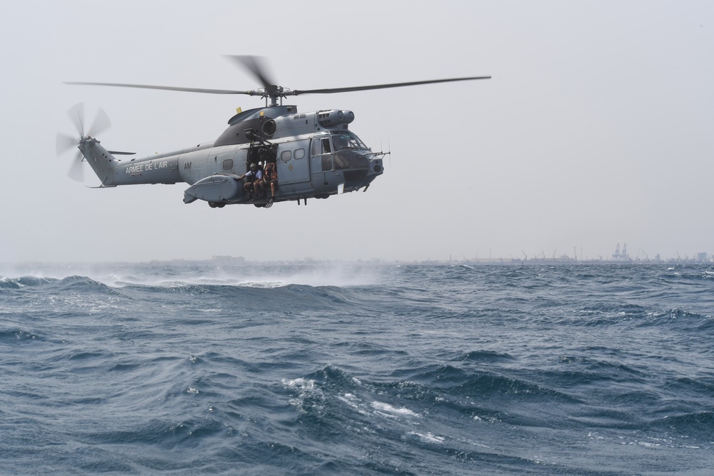 82nd ERQS, French Armed Forces perform rescue dive training