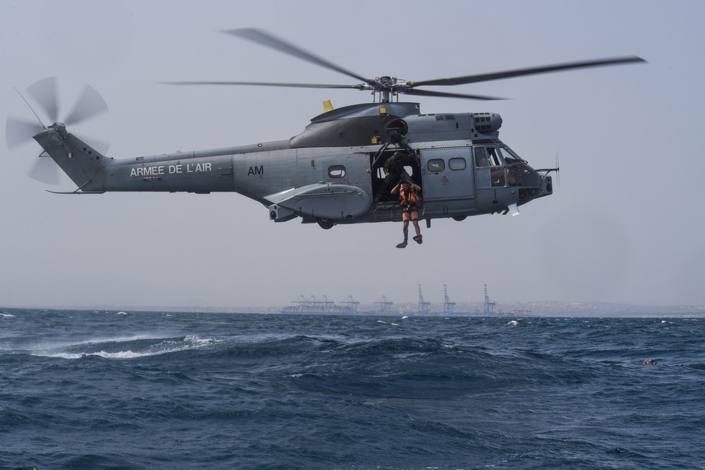 82nd ERQS, French Armed Forces perform rescue dive training