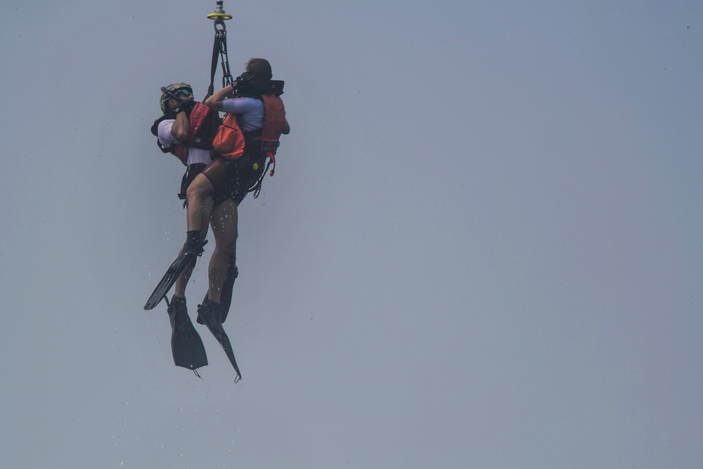 82nd ERQS, French Armed Forces perform rescue dive training