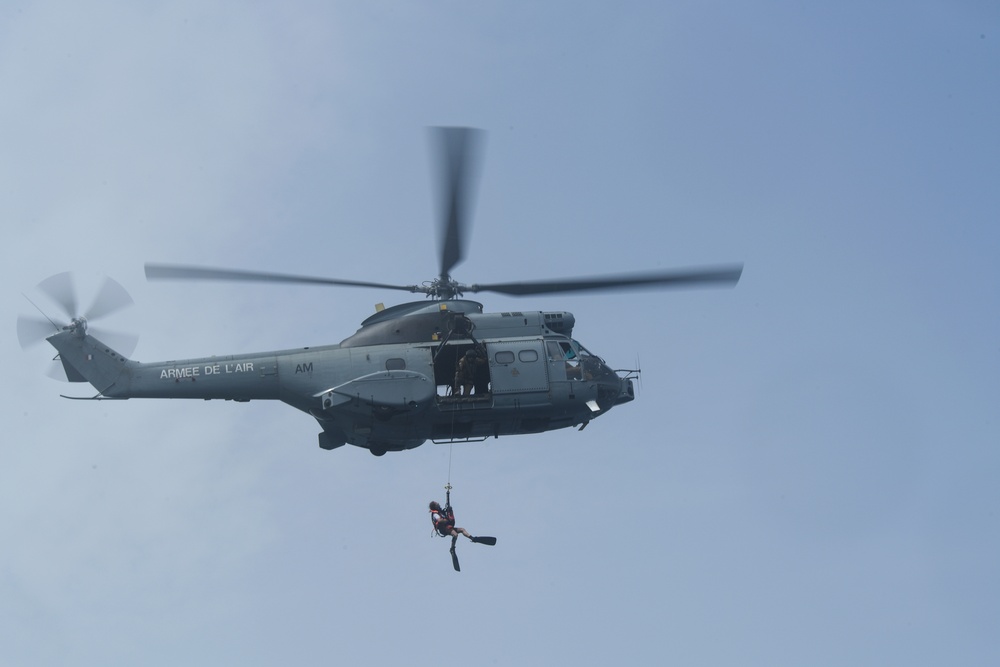 82nd ERQS, French Armed Forces perform rescue dive training
