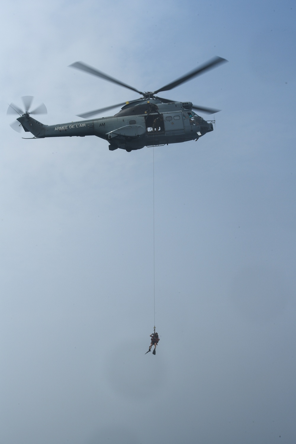 82nd ERQS, French Armed Forces perform rescue dive training