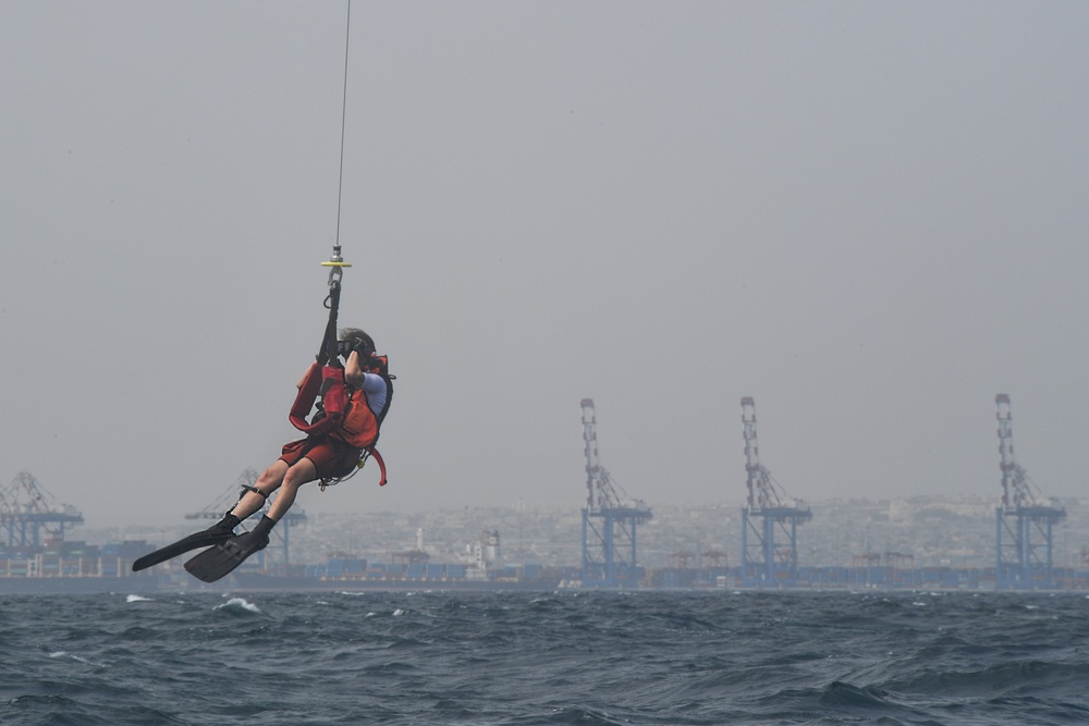 82nd ERQS, French Armed Forces perform rescue dive training