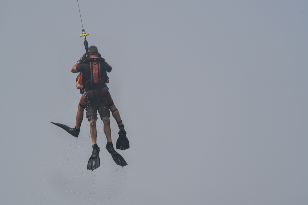 82nd ERQS, French Armed Forces perform rescue dive training