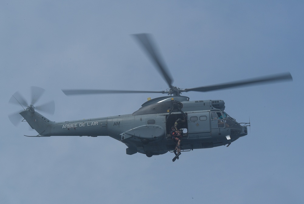 82nd ERQS, French Armed Forces perform rescue dive training