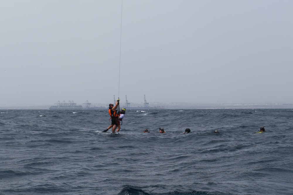 82nd ERQS, French Armed Forces perform rescue dive training