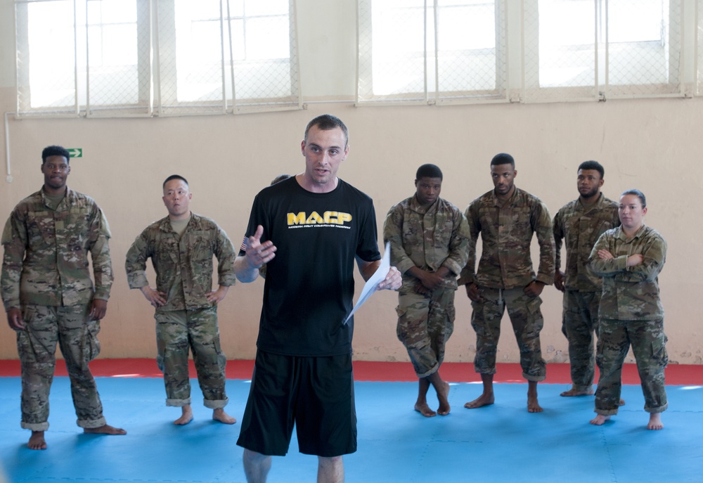 Signal company grapples with combatives course
