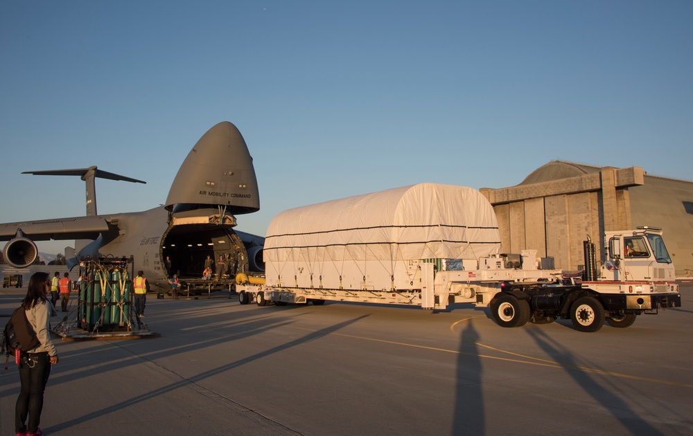 DVIDS - Images - AEHF-4 Loads Onto Travis AFB C-5 M Super Galaxy [Image ...