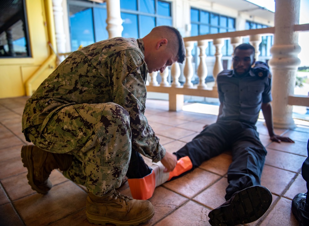 Hospital Corpsman 3rd Class Bishop Sisemore, from Summers, A.R., performs a splint as part of a subject matter expert exchange with Trinidad and Tobago (TTO) military professionals