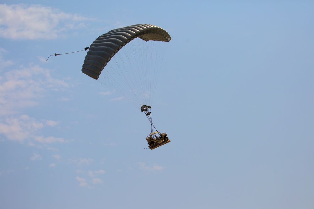 Reconnaissance Marines conduct military free fall training in Arizona