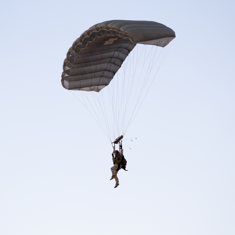 Reconnaissance Marines conduct military free fall training in Arizona