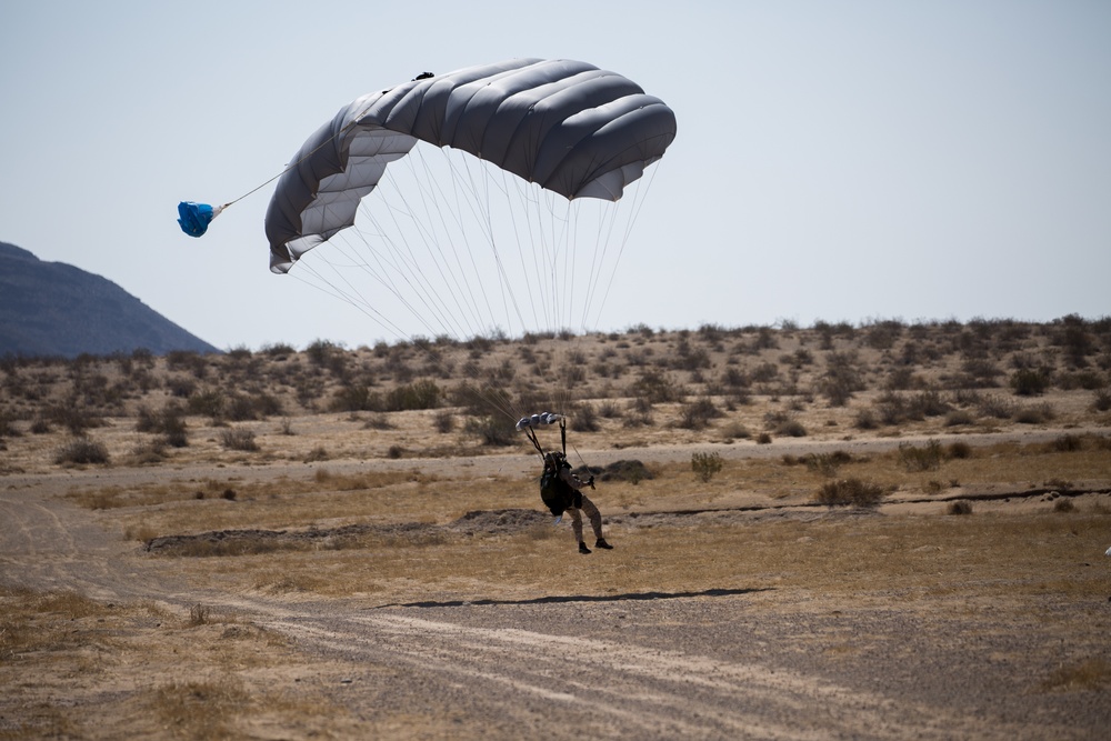 Reconnaissance Marines conduct military free fall training in Arizona
