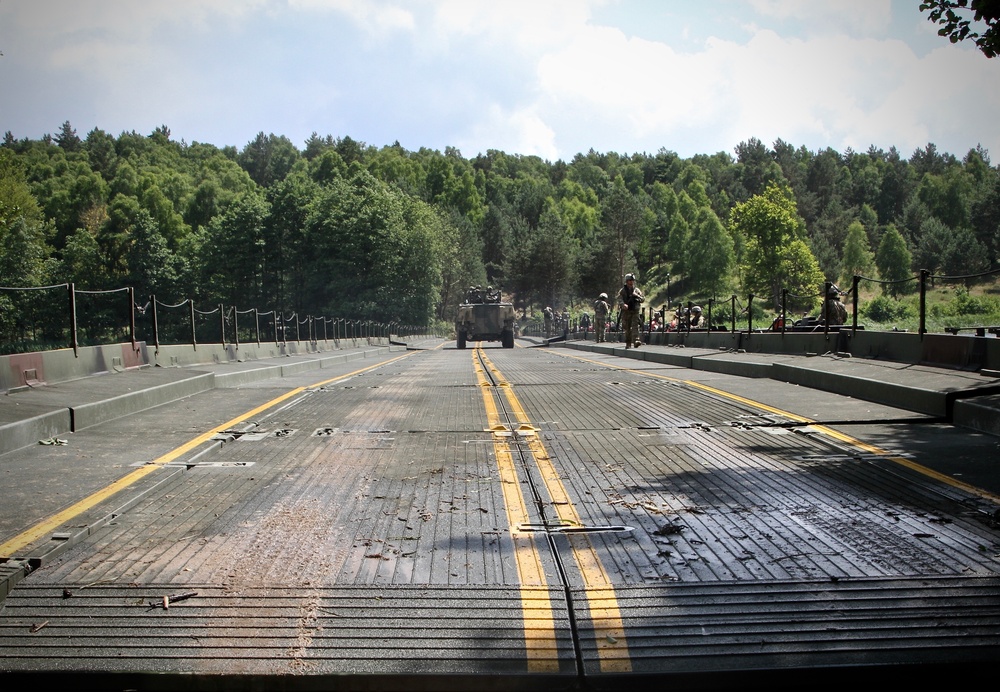 2-8 CAV Vehicles Conduct Wet Gap Crossing
