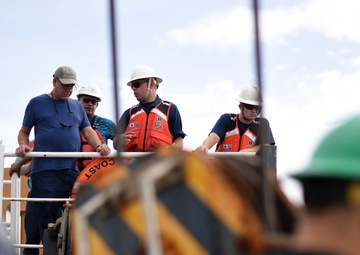 A Coast Guard Cutter Fir Chief Boatswain Mate describes their process to members of the Panama Port Authority