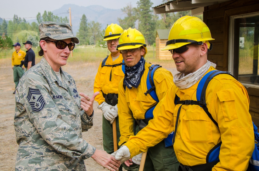 Washington National Guard command team visits firefighters