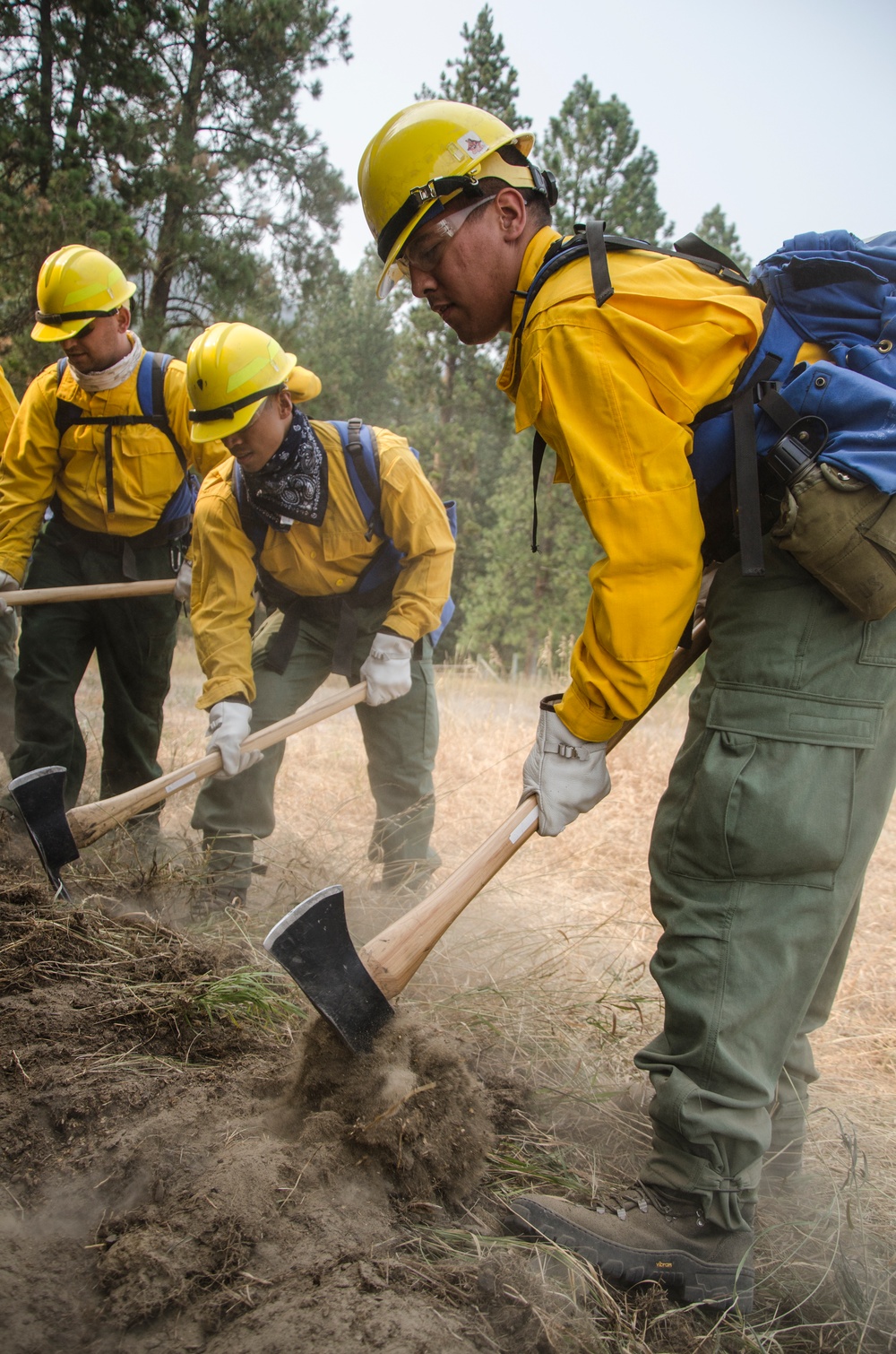 Washington National Guard command team visits firefighters