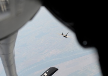 U.S. F-22s, F-15s, Romanian F-16s, train over Romania