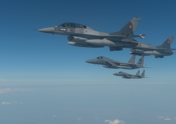 U.S. F-22s, F-15s, Romanian F-16s, train over Romania