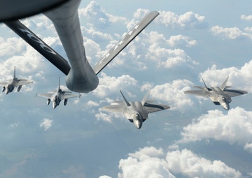 U.S. F-22s, F-15s, Romanian F-16s, train over Romania