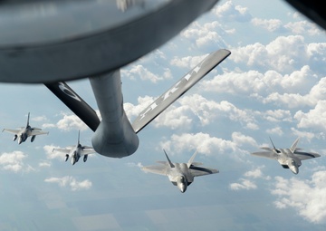 U.S. F-22s, F-15s, Romanian F-16s, train over Romania