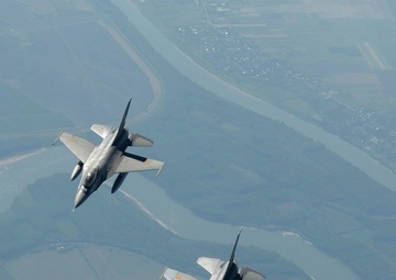 U.S. F-22s, F-15s, Romanian F-16s, train over Romania
