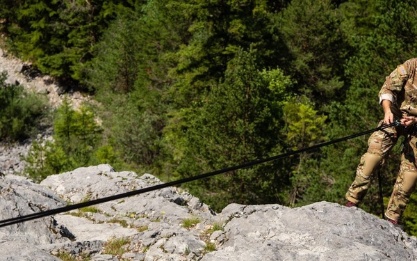 Soldiers from 10th SFG(A) conducts mountain warfare training