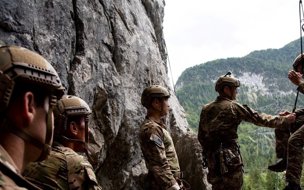 Soldiers from 10th SFG(A) conducts mountain warfare training