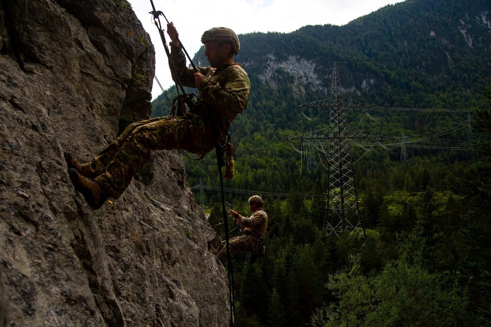 Soldiers from 10th SFG(A) conducts mountain warfare training