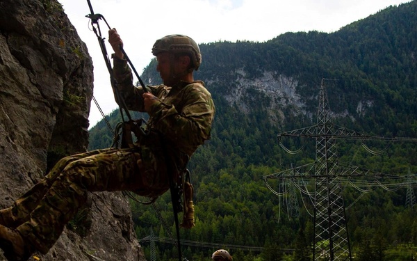 Soldiers from 10th SFG(A) conducts mountain warfare training
