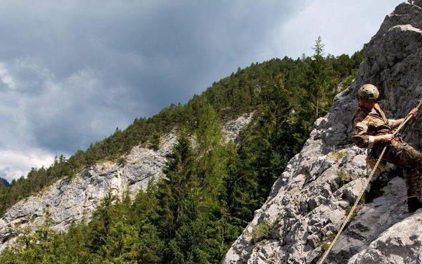 Soldiers from 10th SFG(A) conducts mountain warfare training