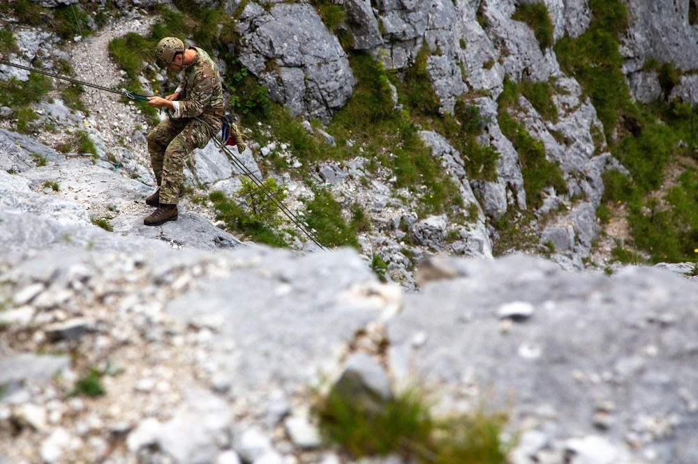 Soldiers from 10th SFG(A) conducts mountain warfare training