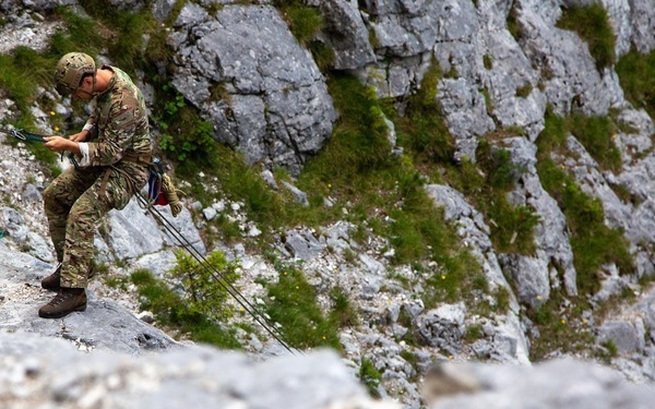 Soldiers from 10th SFG(A) conducts mountain warfare training