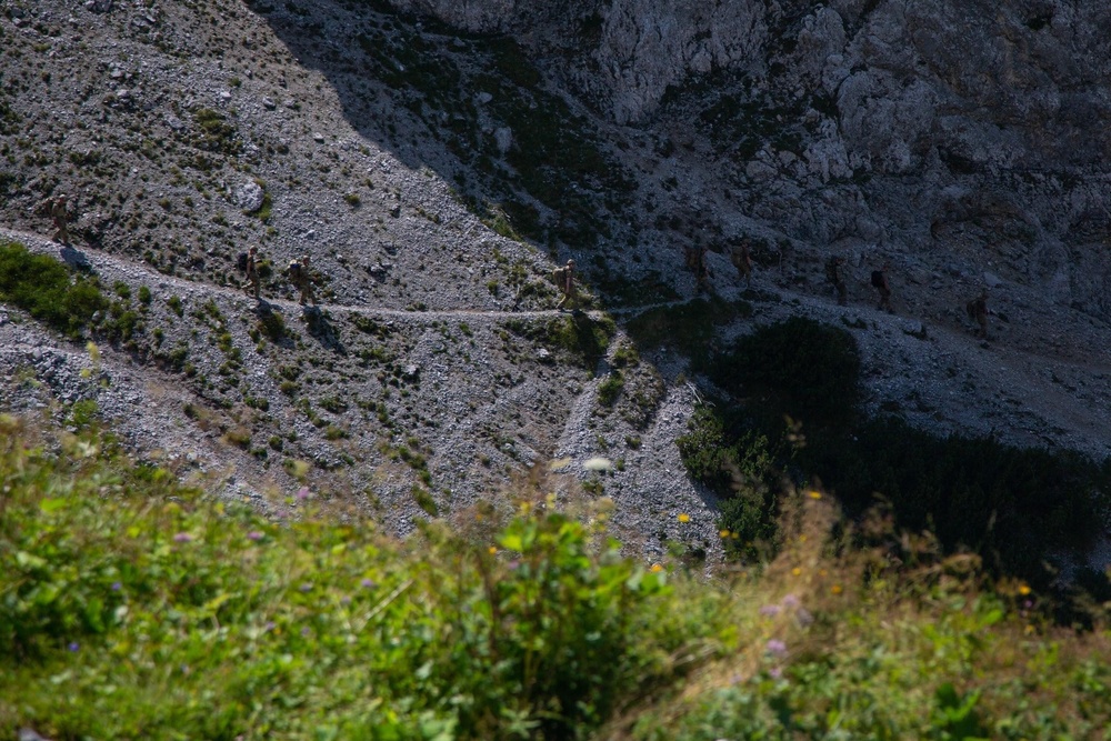 Soldiers from 10th SFG(A) conducts mountain warfare training