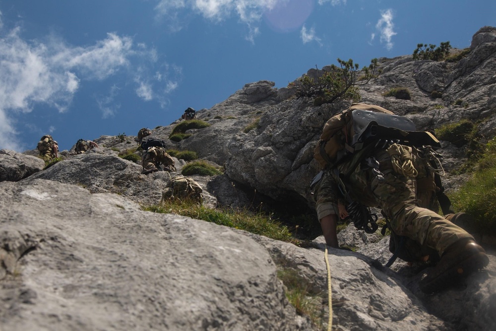 Soldiers from 10th SFG(A) conducts mountain warfare training