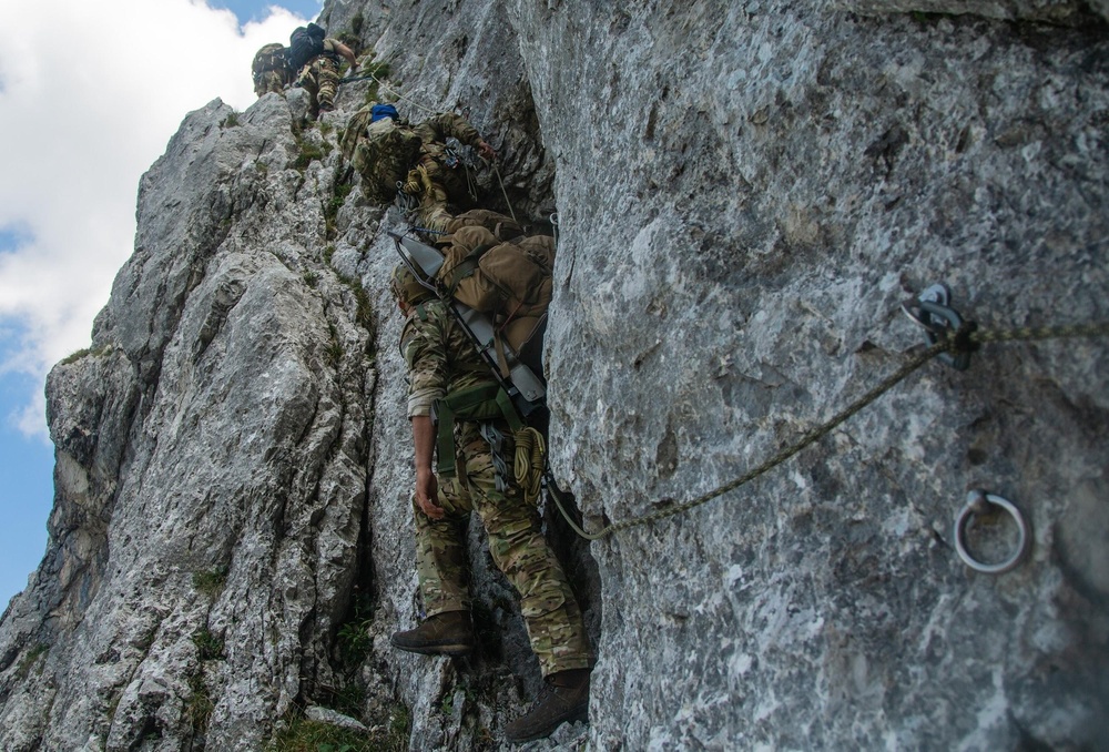 Soldiers from 10th SFG(A) conducts mountain warfare training