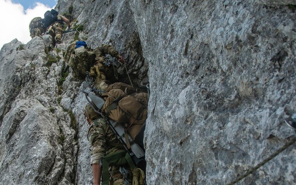 Soldiers from 10th SFG(A) conducts mountain warfare training