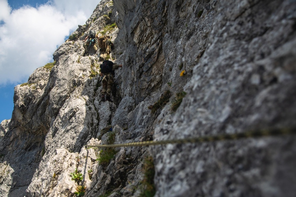 Soldiers from 10th SFG(A) conducts mountain warfare training