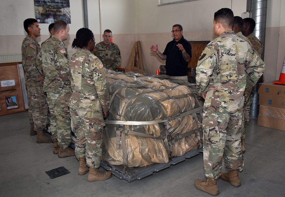 Combined Arms Training Center conduct a 463L pallets building course