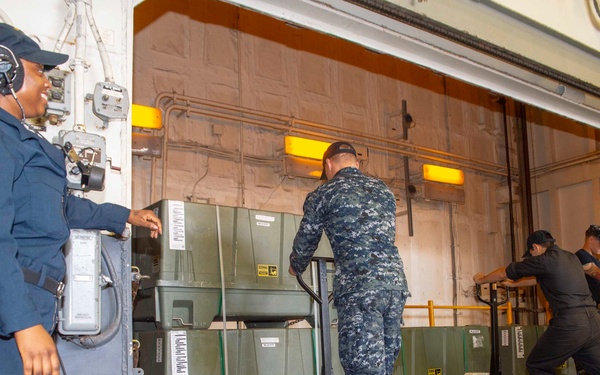 Ammunition Offload on the USS Bonhomme Richard (LHD 6)