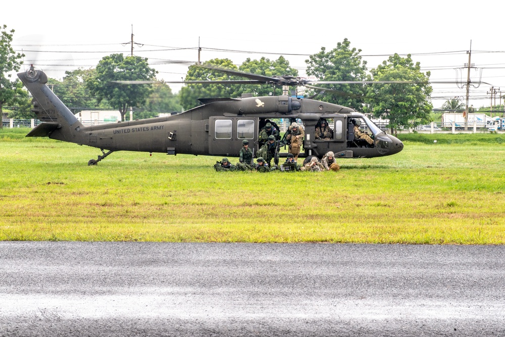 U.S. Army, National Guard, and Royal Thai Army Soldiers rehearse air assault operations