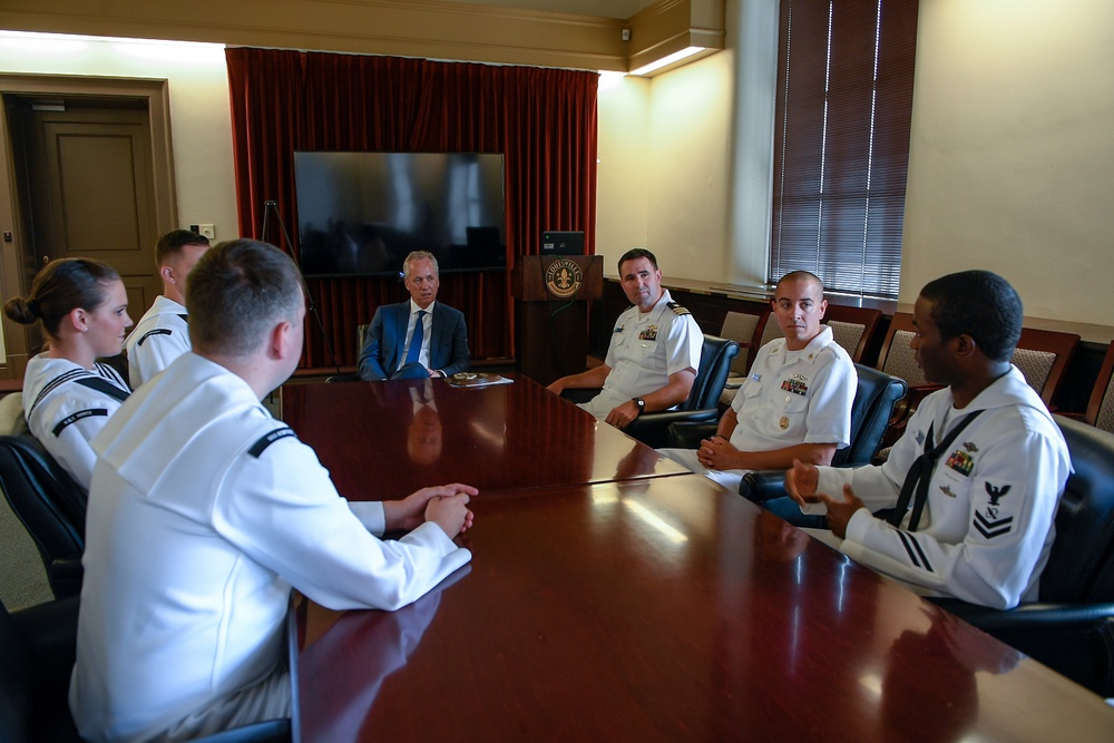 Sailors meet with Louisville Mayor