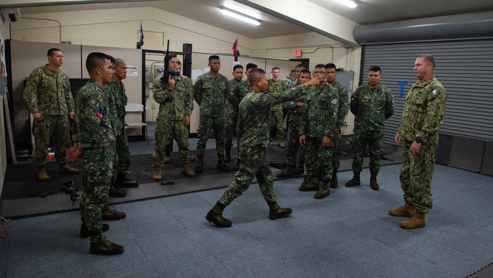 Coastal Riverine Group 1 Trains Philippine Marines
