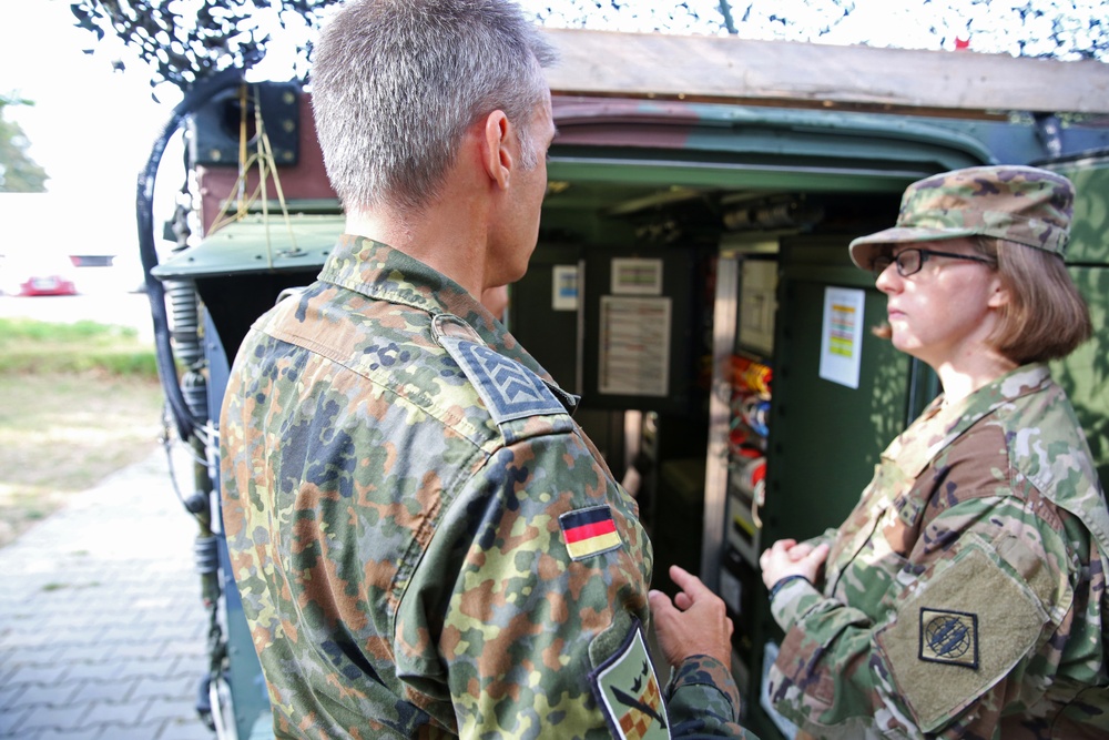 US Soldiers observe German partner unit’s signal exercise