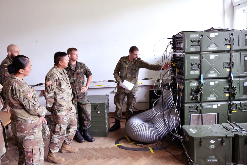 US Soldiers observe German partner unit’s signal exercise