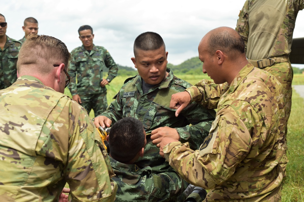 16th CAB, Washington Army National Guard Soldiers conduct air medical evacuation training with Royal Thai Army rangers during Hanuman Guardian 2018