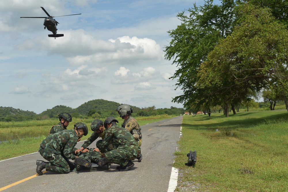 16th CAB, Washington Army National Guard Soldiers conduct air medical evacuation training with Royal Thai Army rangers during Hanuman Guardian 2018