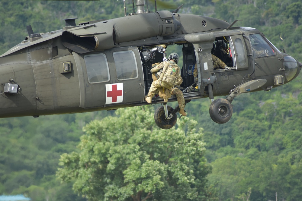 16th CAB, Washington Army National Guard Soldiers conduct air medical evacuation training with Royal Thai Army rangers during Hanuman Guardian 2018