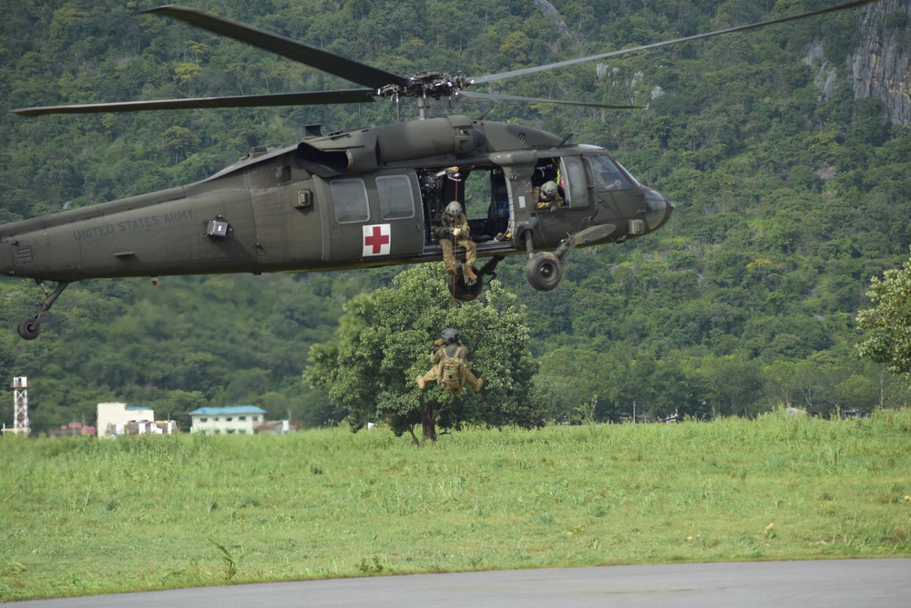 16th CAB, Washington Army National Guard Soldiers conduct air medical evacuation training with Royal Thai Army rangers during Hanuman Guardian 2018