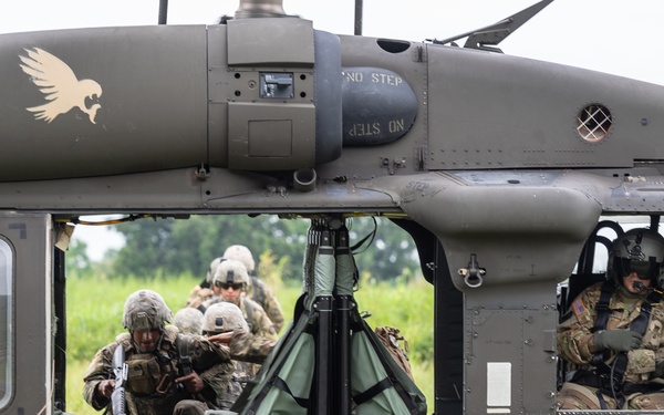 Idaho and Montana Army National Guard Soldiers conduct air assault operations training with the Royal Thai Army